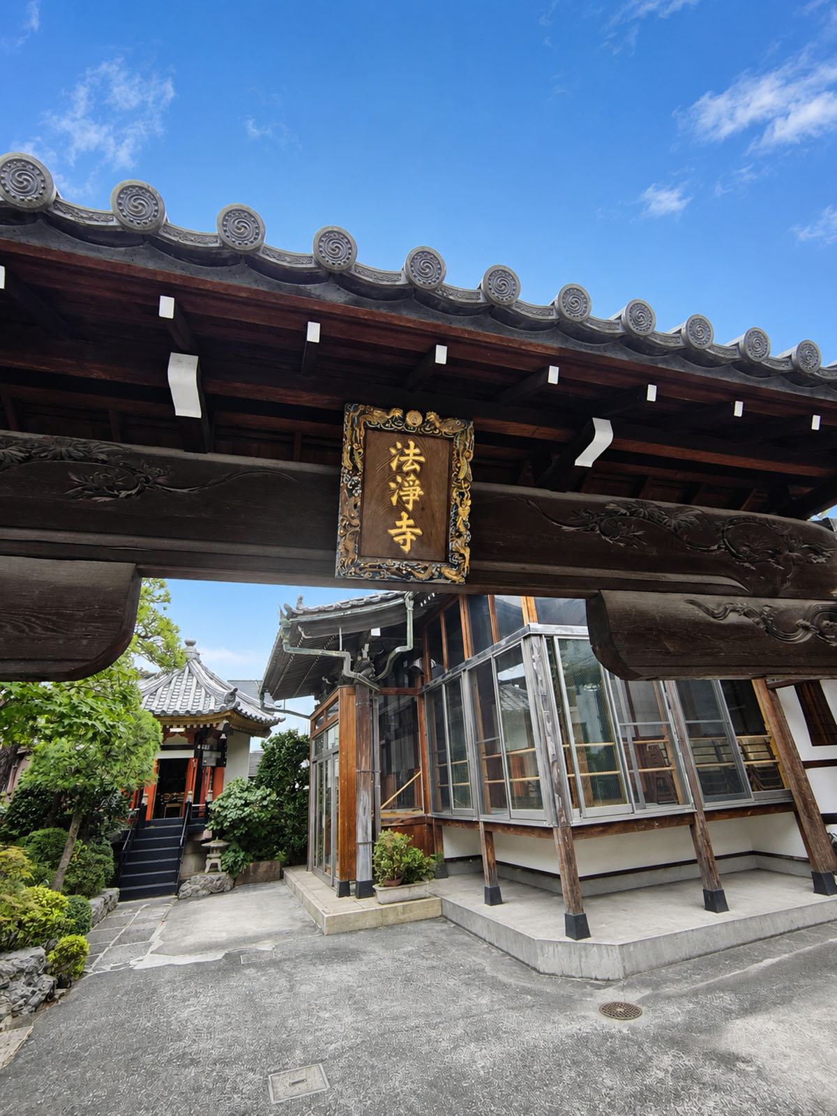 法浄寺の山門と境内